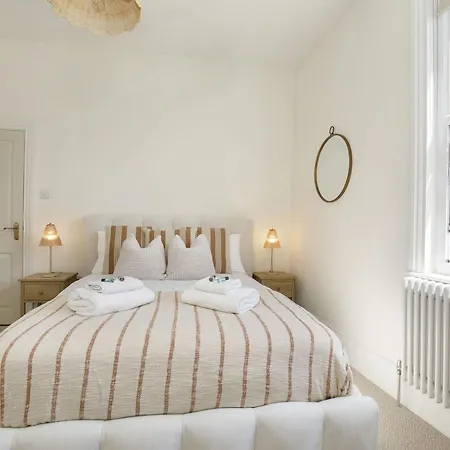 St Olaves House Sleeps 10 *